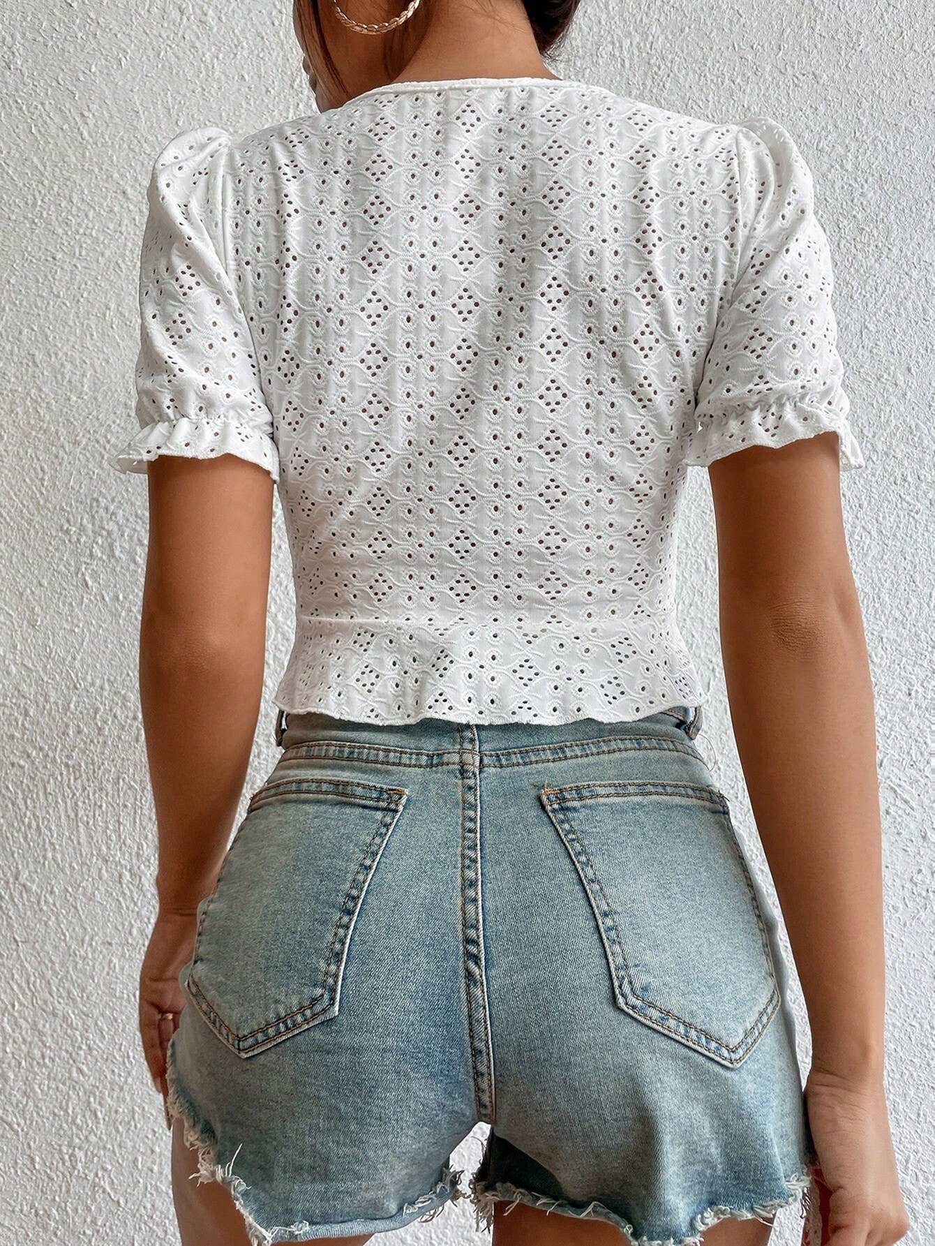 Short crop strap embroidered V-neck T-shirt