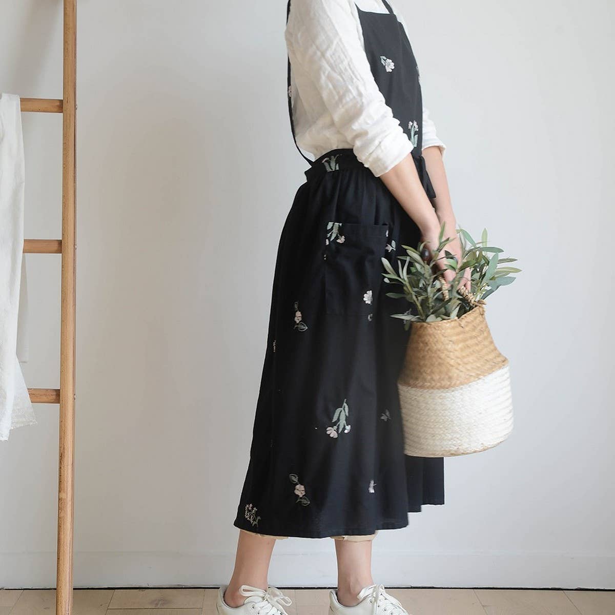 Flowers Embroidered cotton linen apron with pockets