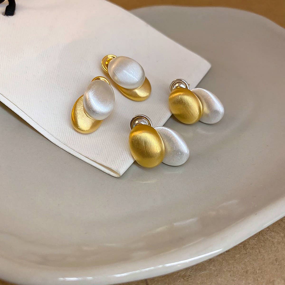 GEOMETRIC MINIMALIST AND LUXURIOUS STYLE EARRINGS