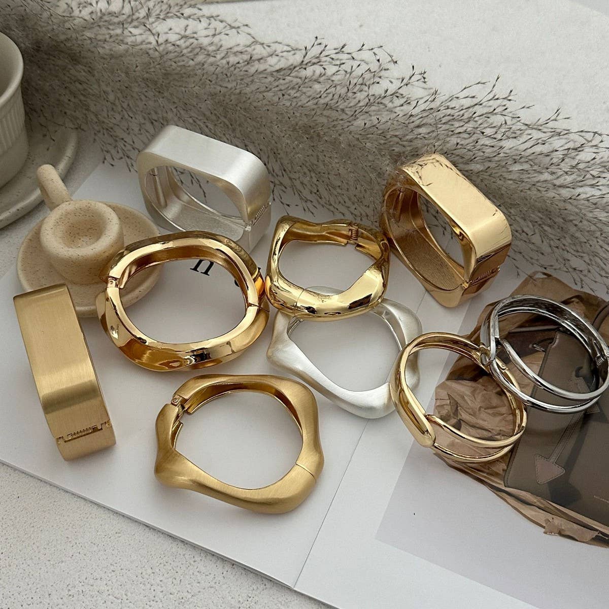 FASHIONABLE AND VERSATILE BRACELET WITH DESIGN_CWMM3118