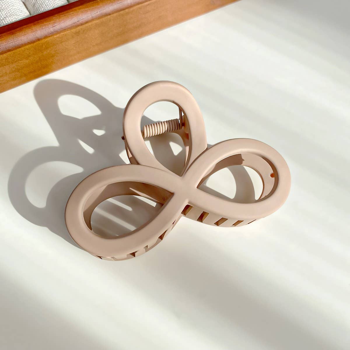 Versatile fashionable hollowed-out grab clip