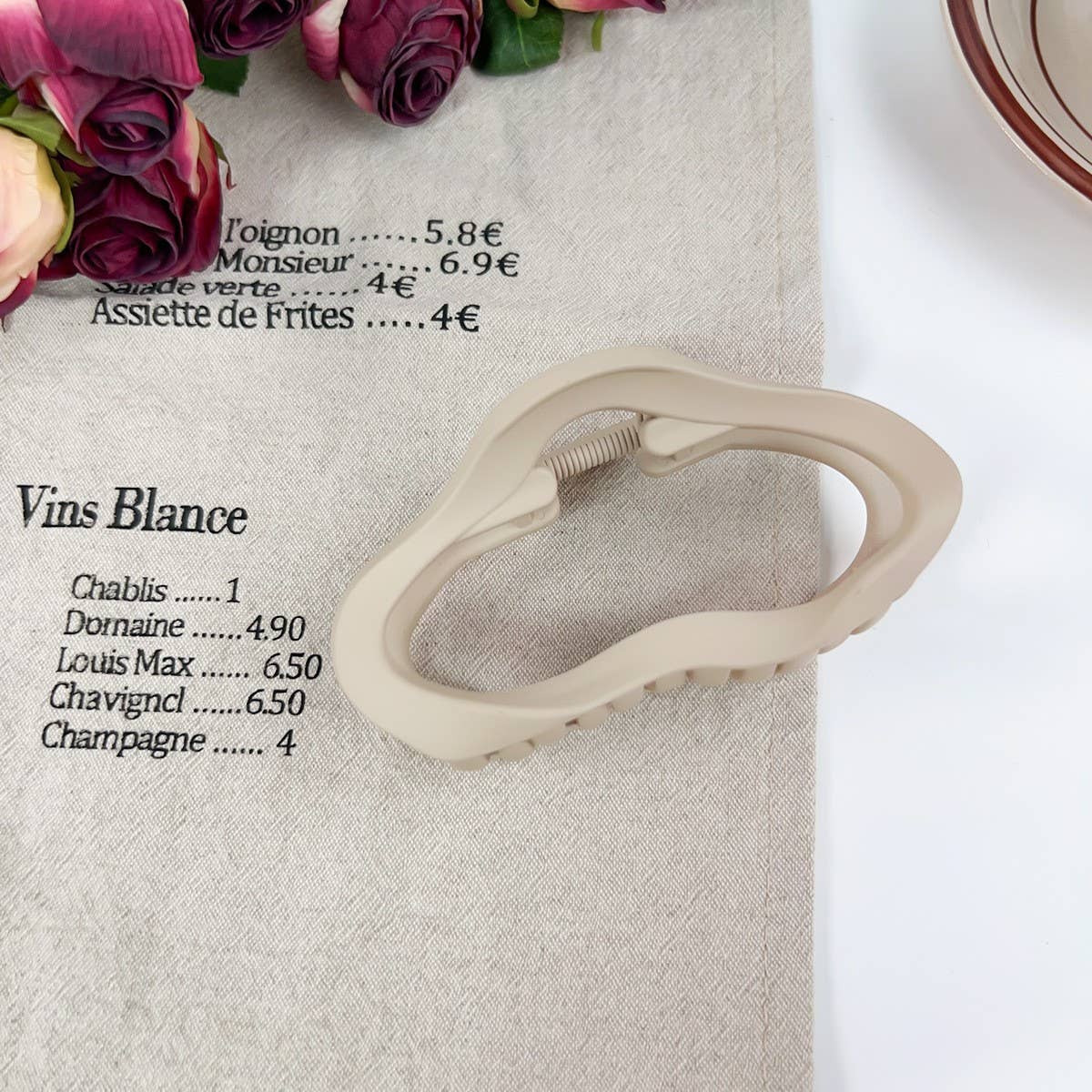 Versatile fashionable hollowed-out grab clip