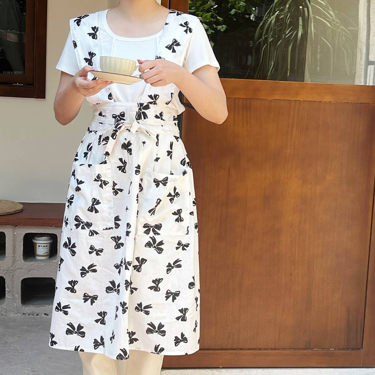 VEST BLACK AND WHITE BOW PRINT H-SHAPED APRON