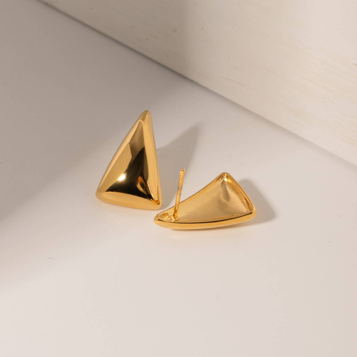 EXQUISITE 18K GOLD TRIANGULAR STUD EARRINGS_CWAHA0899