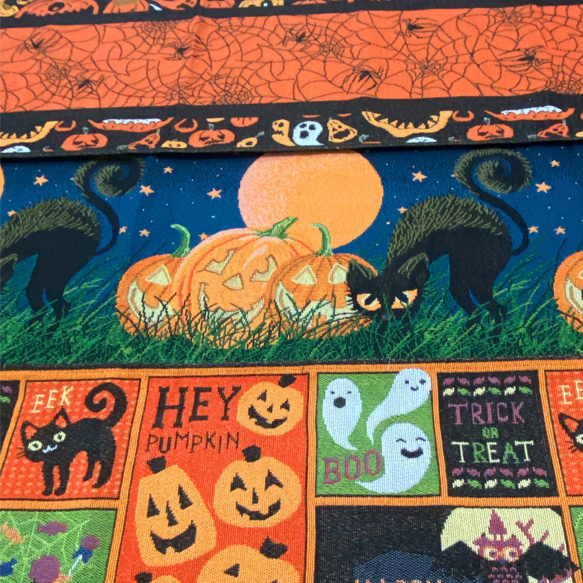 HALLOWEEN DECORATIONS KNITTED TABLE RUNNER