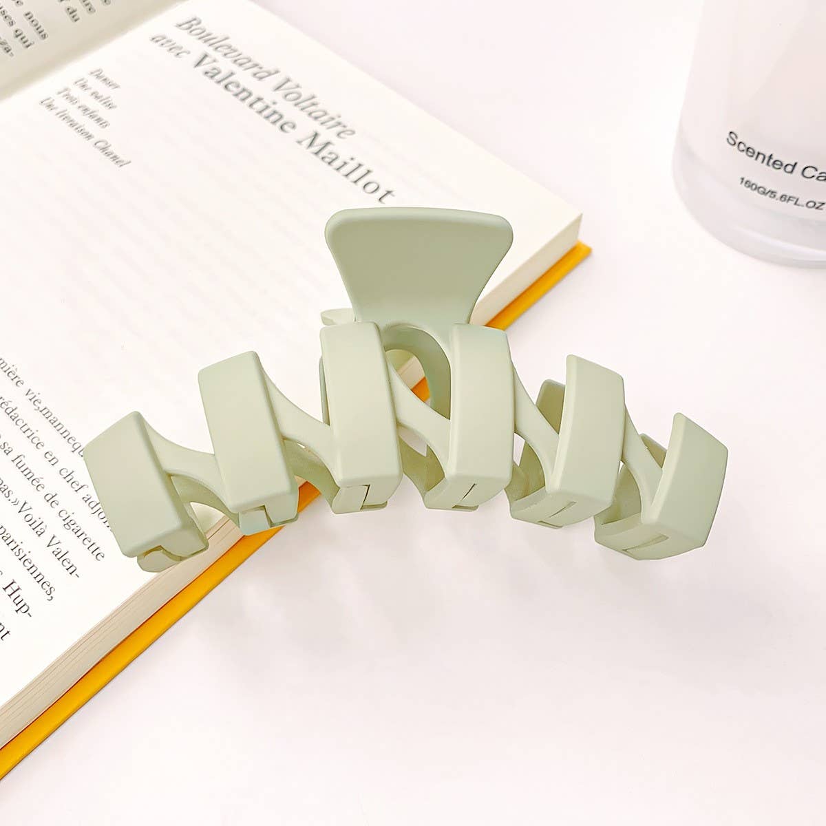 Cream Wave Hair Claw - Chic Shark Clip for Women_CWAHA1586