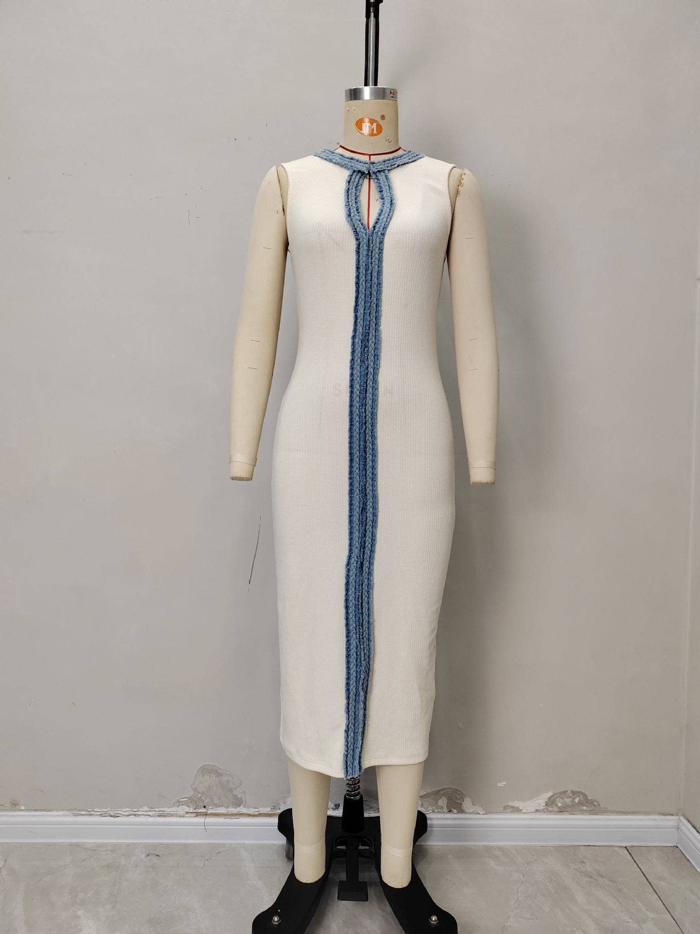 Knitted fine-textured sleeveless V-neck dress