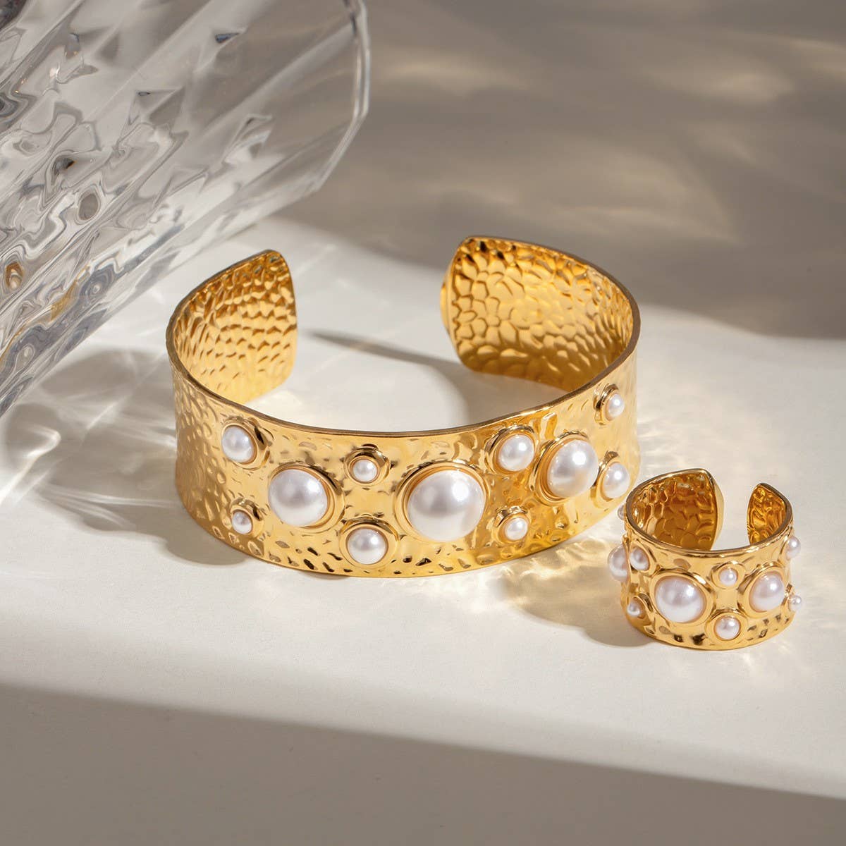 18K Gold Pearl Hammered Open Cuff Bracelet_CWAJE4886