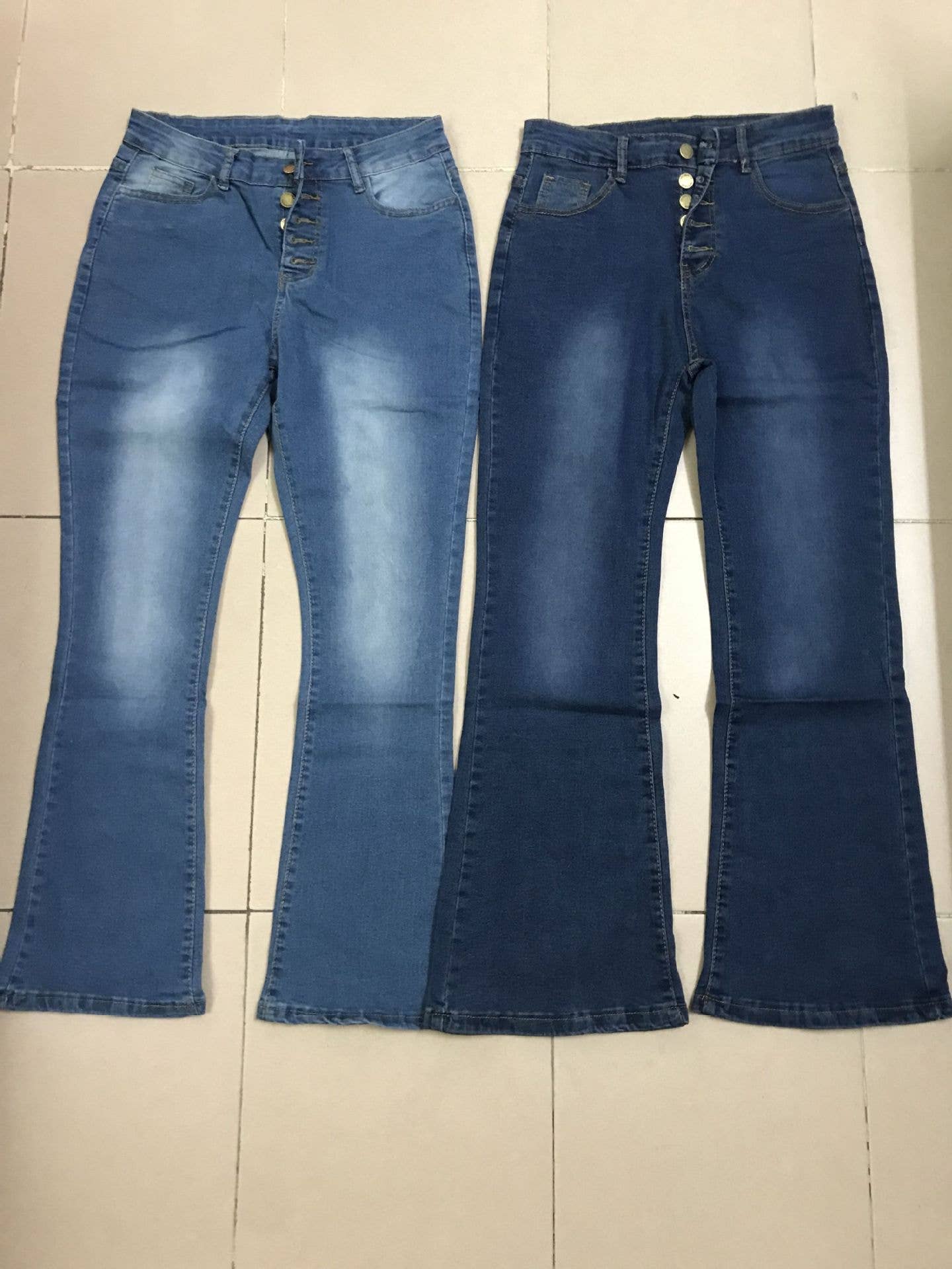 Fitting high-waisted,curvaceous flared jeans