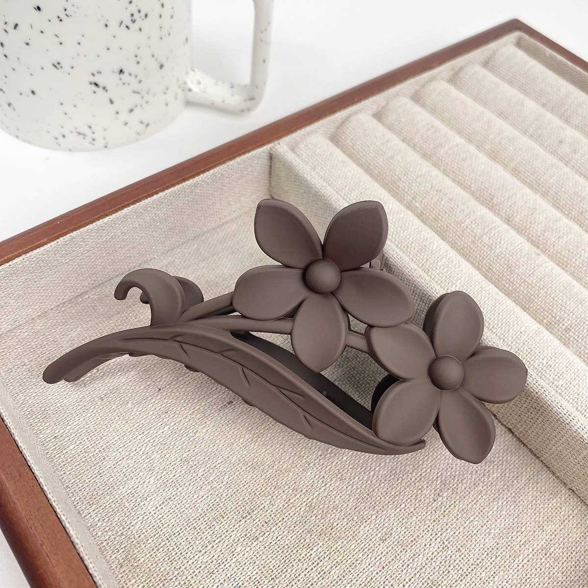 Versatile fashionable hollowed-out grab clip