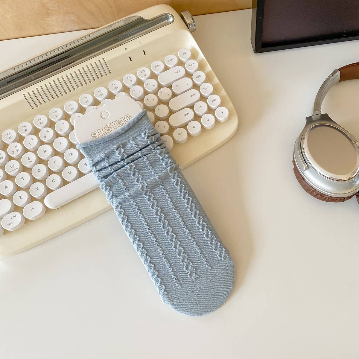 MIDDLE-TUBE STRAIGHT SOCKS WITH CURLED EDGES