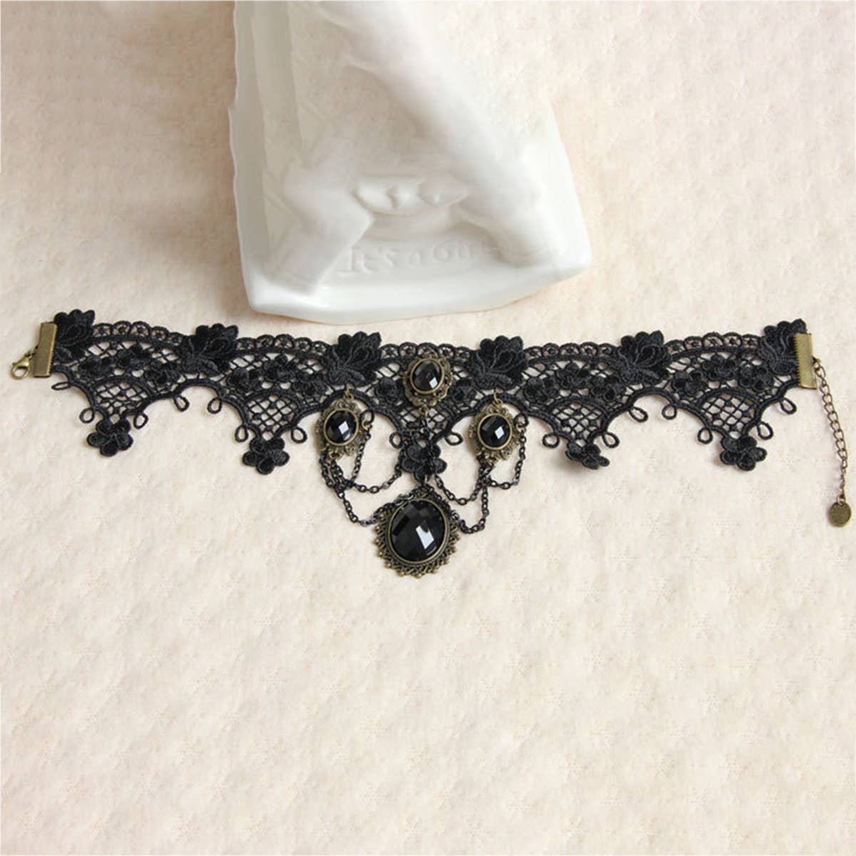 HALLOWEEN RETRO FLOWER CRYSTAL LACE SHORT NECKLACE