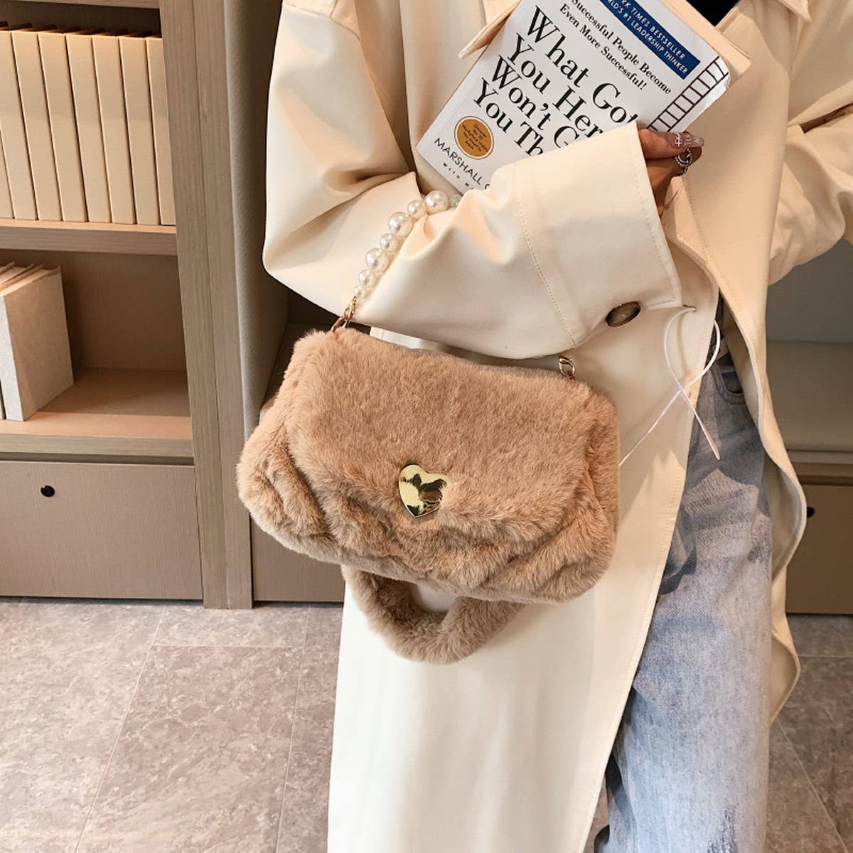 WINTER PEARL CHAIN HAND TOTE SHOULDER PLUSH BAG_CWAB3988