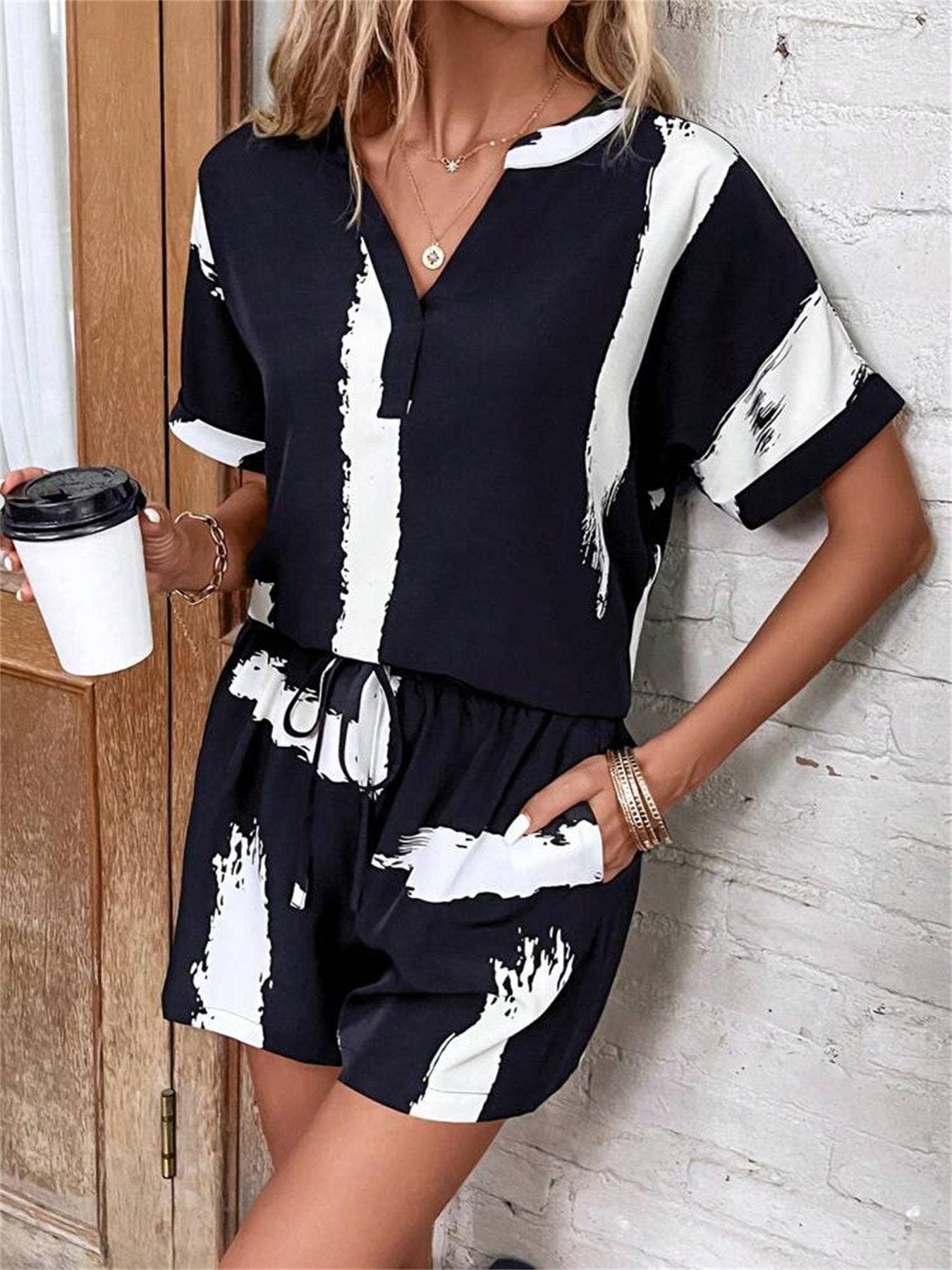 V-neck printed T-shirt elastic waist shorts set