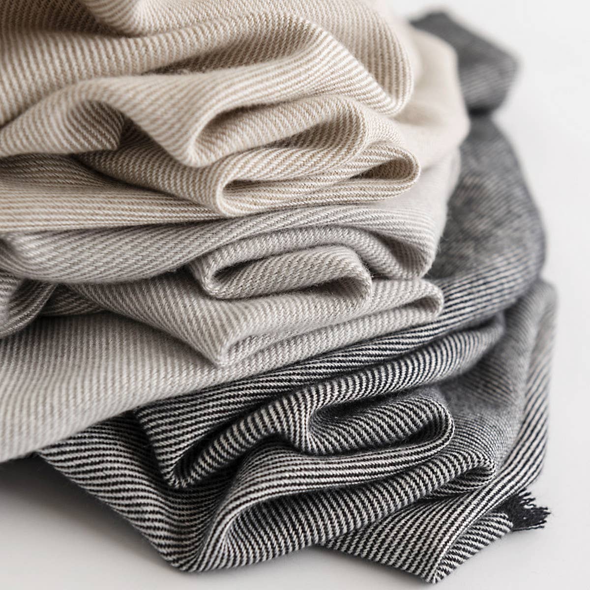 FASHIONABLE MID-LENGTH TWILL SCARF