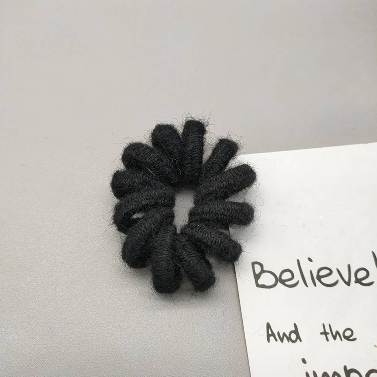 VERSATILE AND REFRESHING KNITTED HAIR TIE