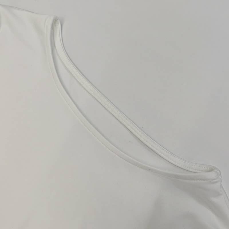 Solid-color pleated short dress wraps the hips