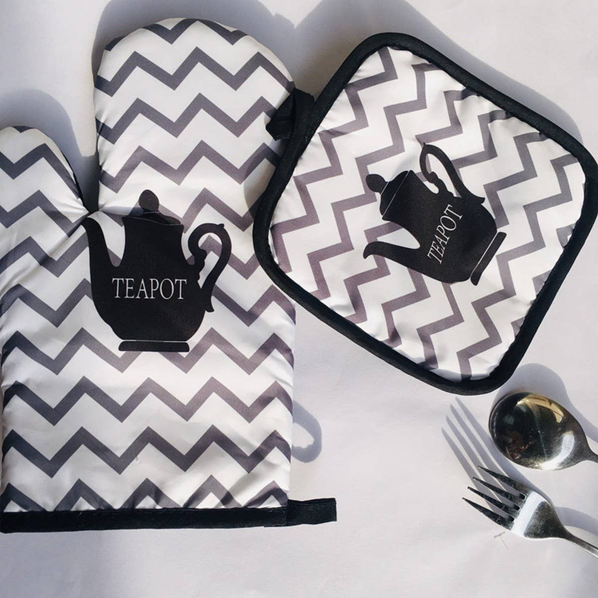 THICKENED HEAT-RESISTANT KITCHEN GLOVES