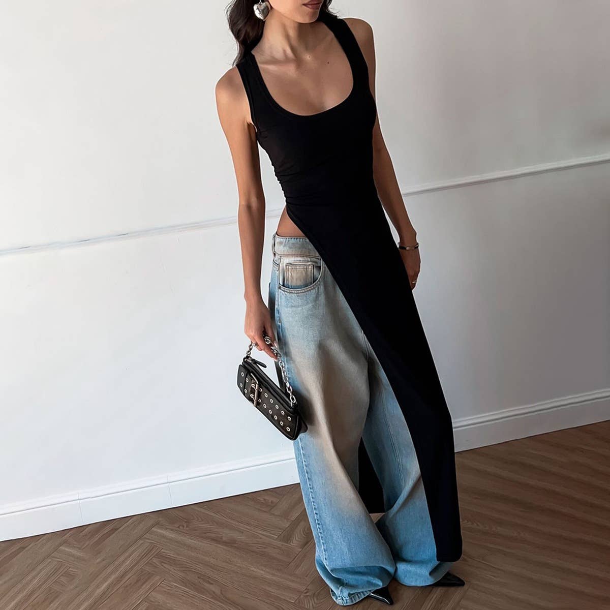 Figure-hugging slit dress with a sense of design