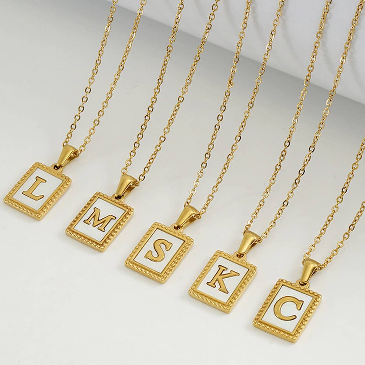 18K GOLD STAINLESS STEEL LETTER SHELL NECKLACE_CWAJE0685