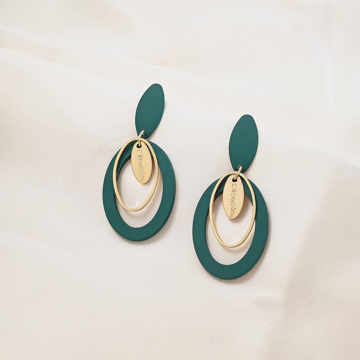 SIMPLE GEOMETRIC OVAL HOLLOW EARRINGS_CWAJE1867