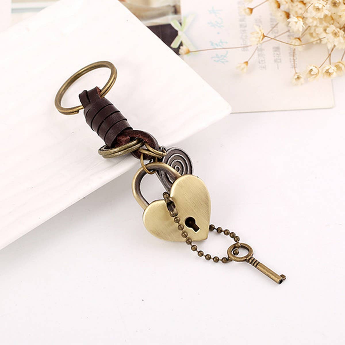 RETRO ALLOY LOVE LOCK COWHIDE KEYCHAIN_CWMM4702