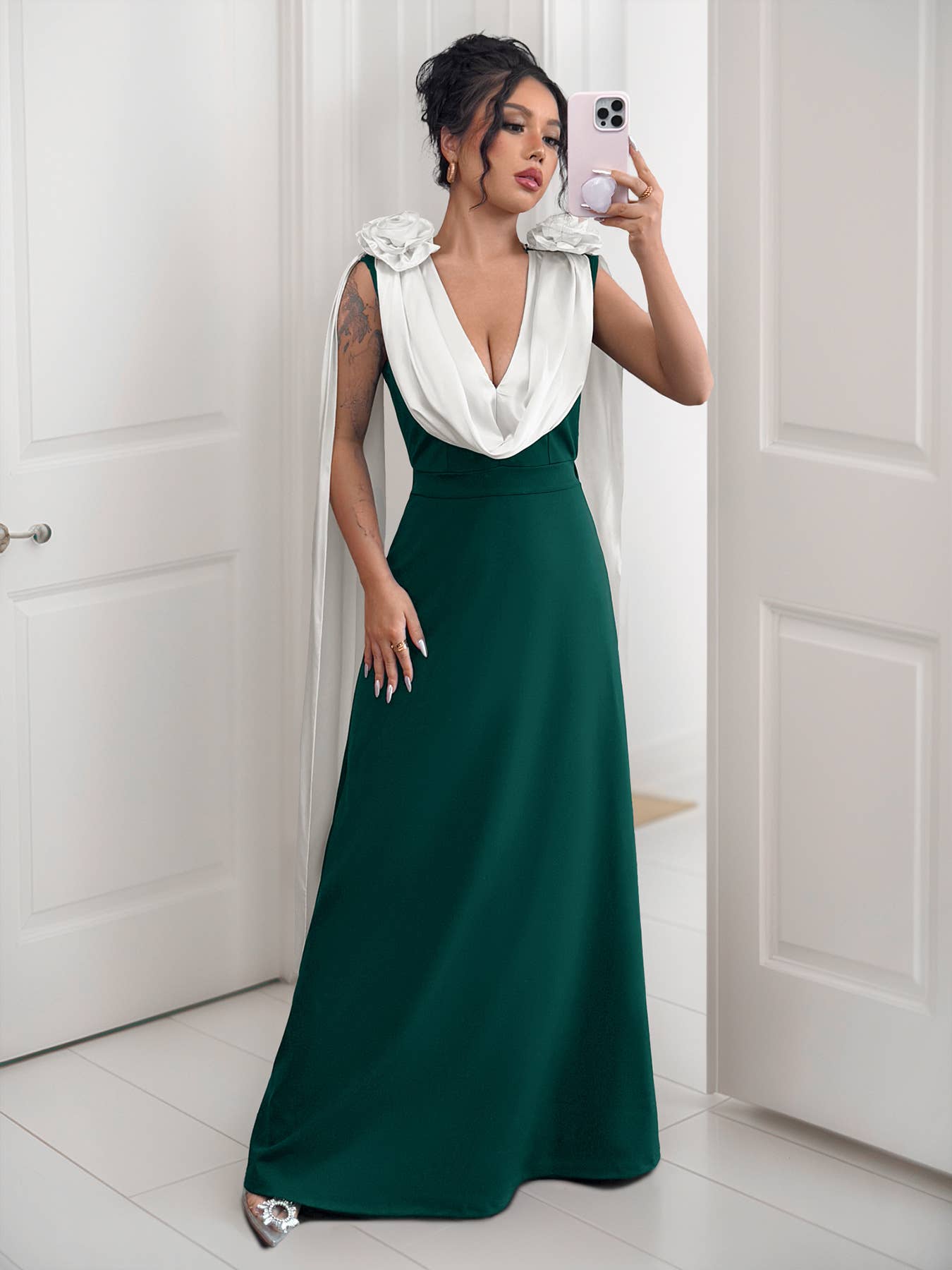 V-neck contrasting color sleeveless dress