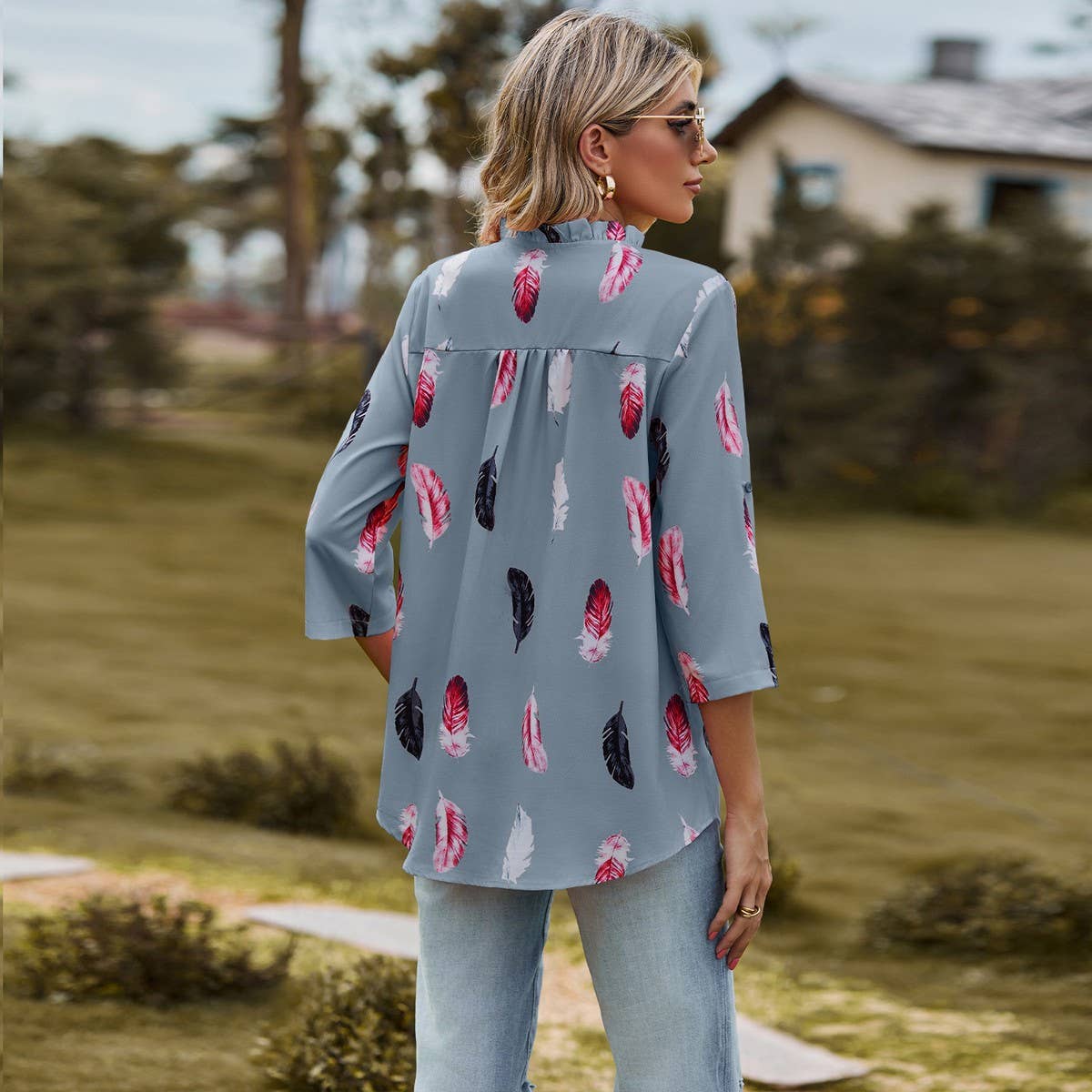 V-neck feather print seven-quarter sleeve shirt