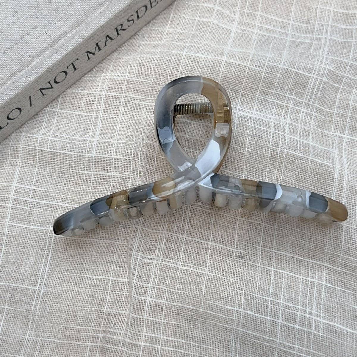 Elegant Marble Hair Claw - Gradient Pattern Clip