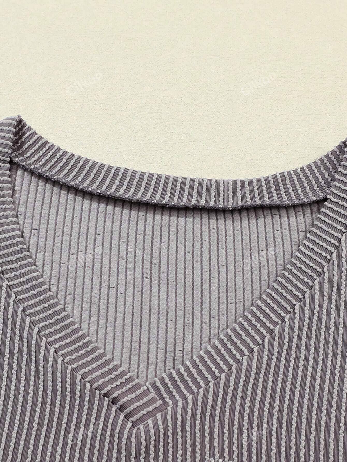 Stylish two-tone twist bullet pocket V-neck top