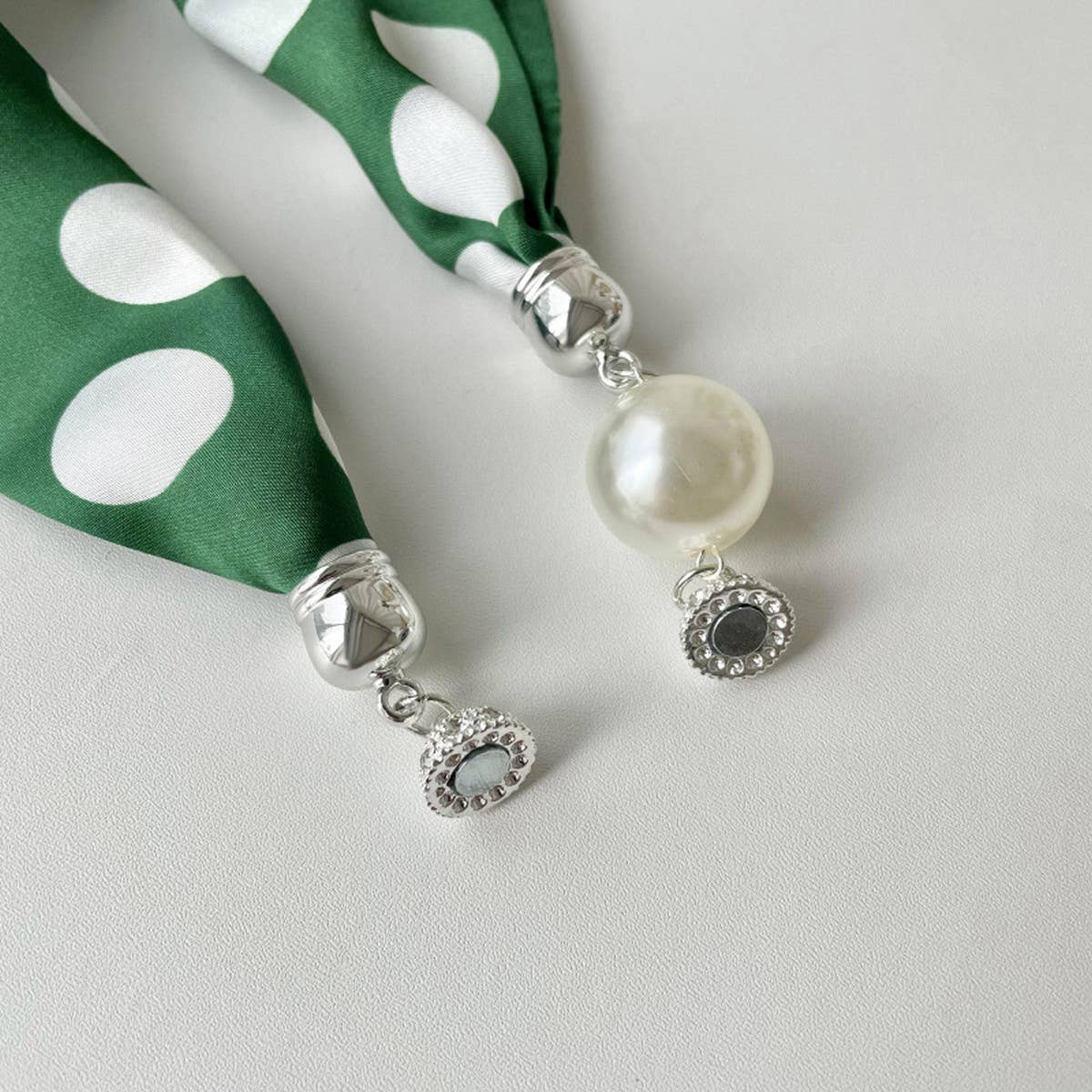 Magnetic Silk Scarf Necklace ? Elegant Neck Wrap