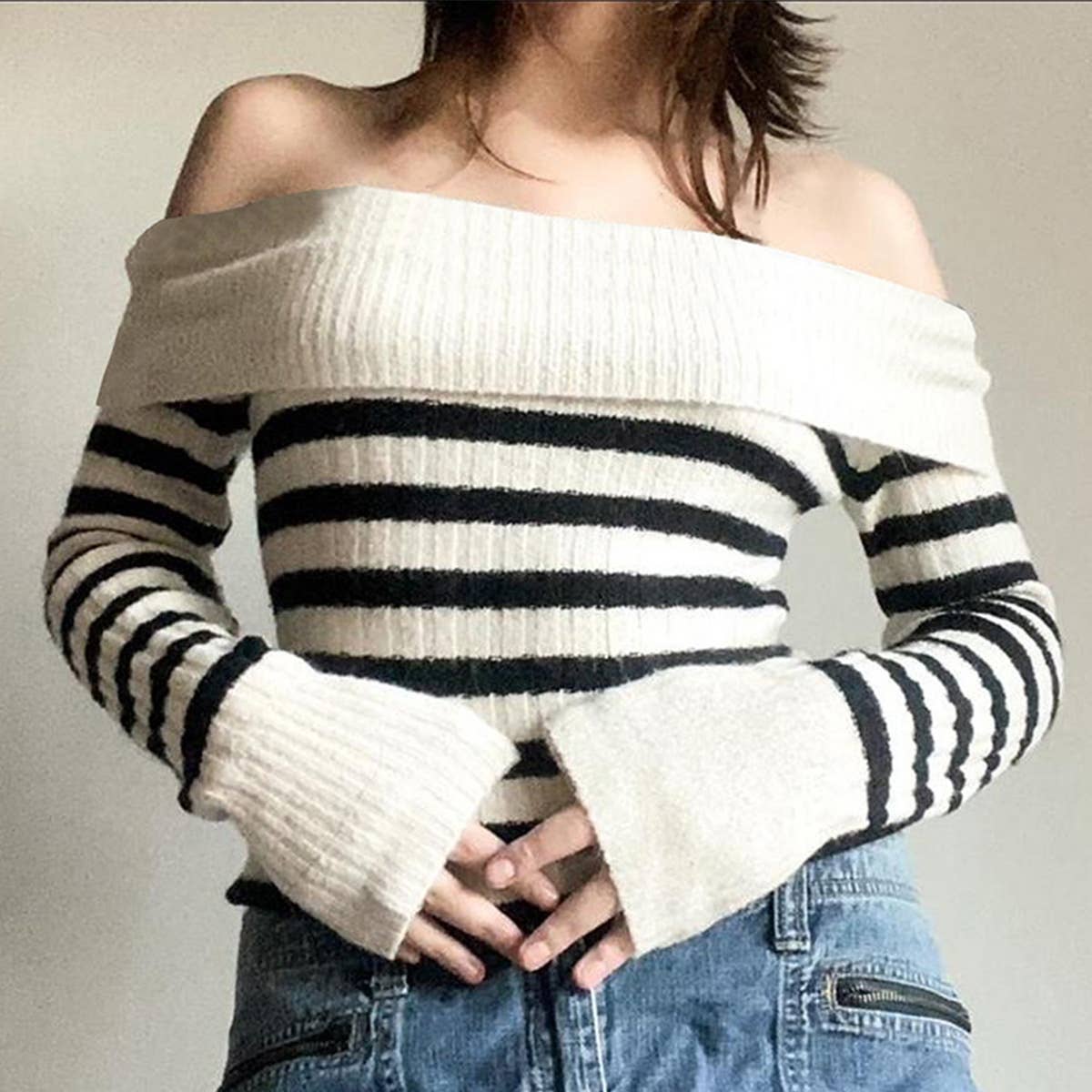 SLOUCHY SWEATER CONTRASTING LINE NECK AND STRIPES