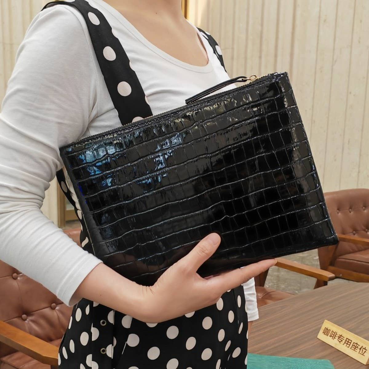 CROCODILE PATTERN GLOSSY HANDBAG_CWAB1379