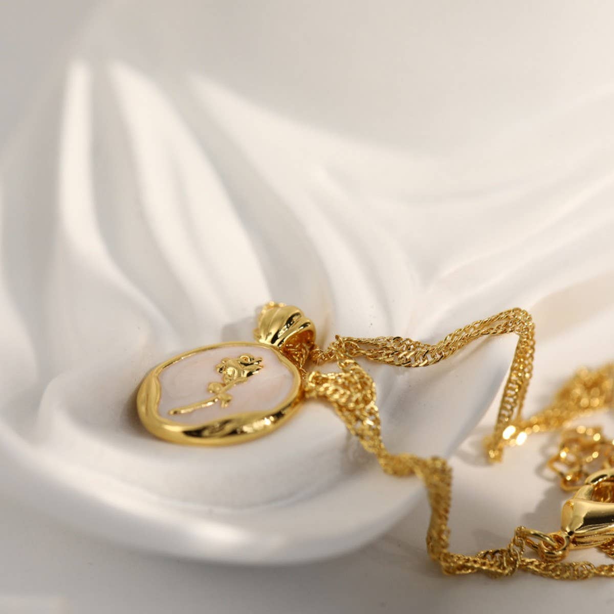 STAINLESS STEEL VINTAGE ROSE PENDANT NECKLACE_CWMM3840