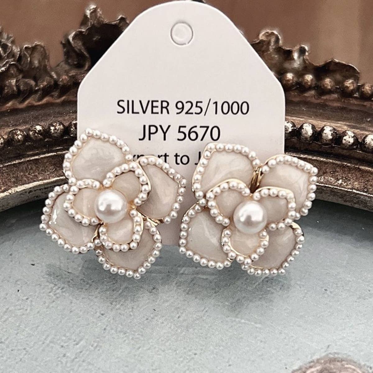 VINTAGE STYLE PEARL WHITE FLOWER STUD EARRINGS