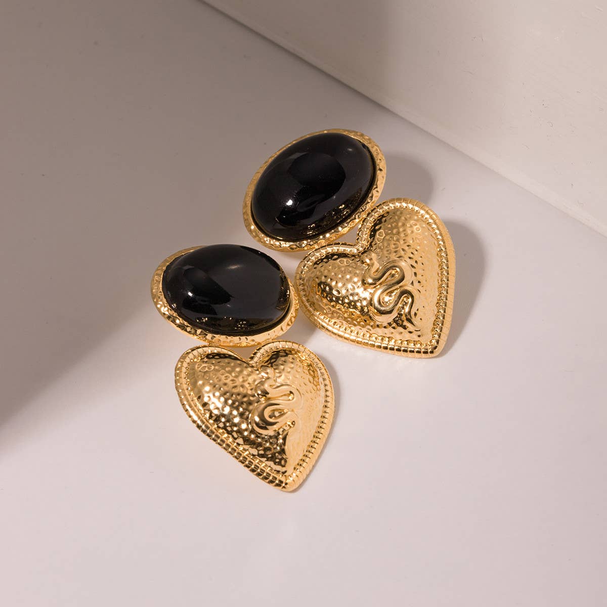 BLACK ONYX HAMMERED LOVE HEART SNAKE EARRINGS_CWAHA0914
