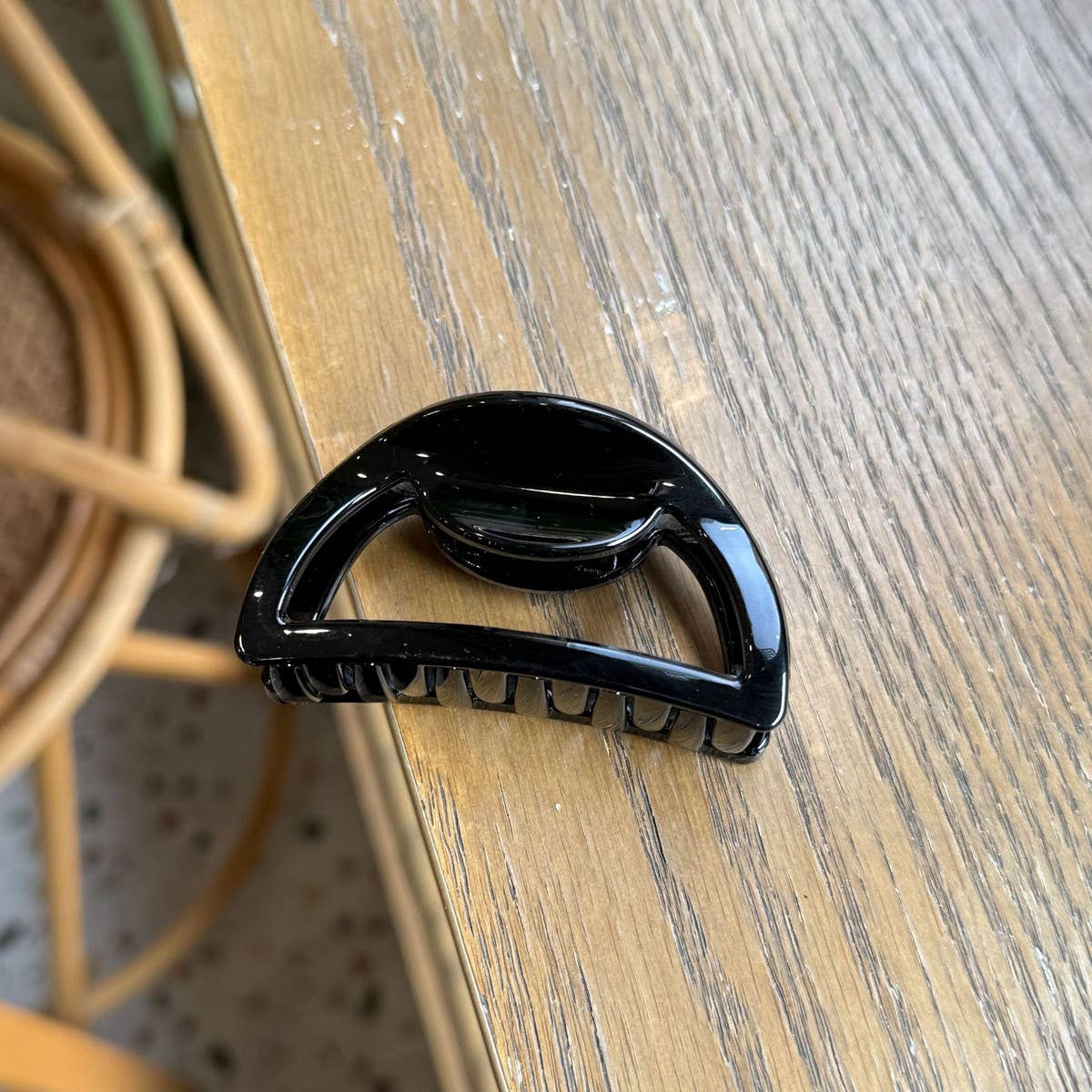 CWAHA4553_BUTTERFLY BUCKLE 7CM HOLLOW SEMICIRCLE HAIRPIN