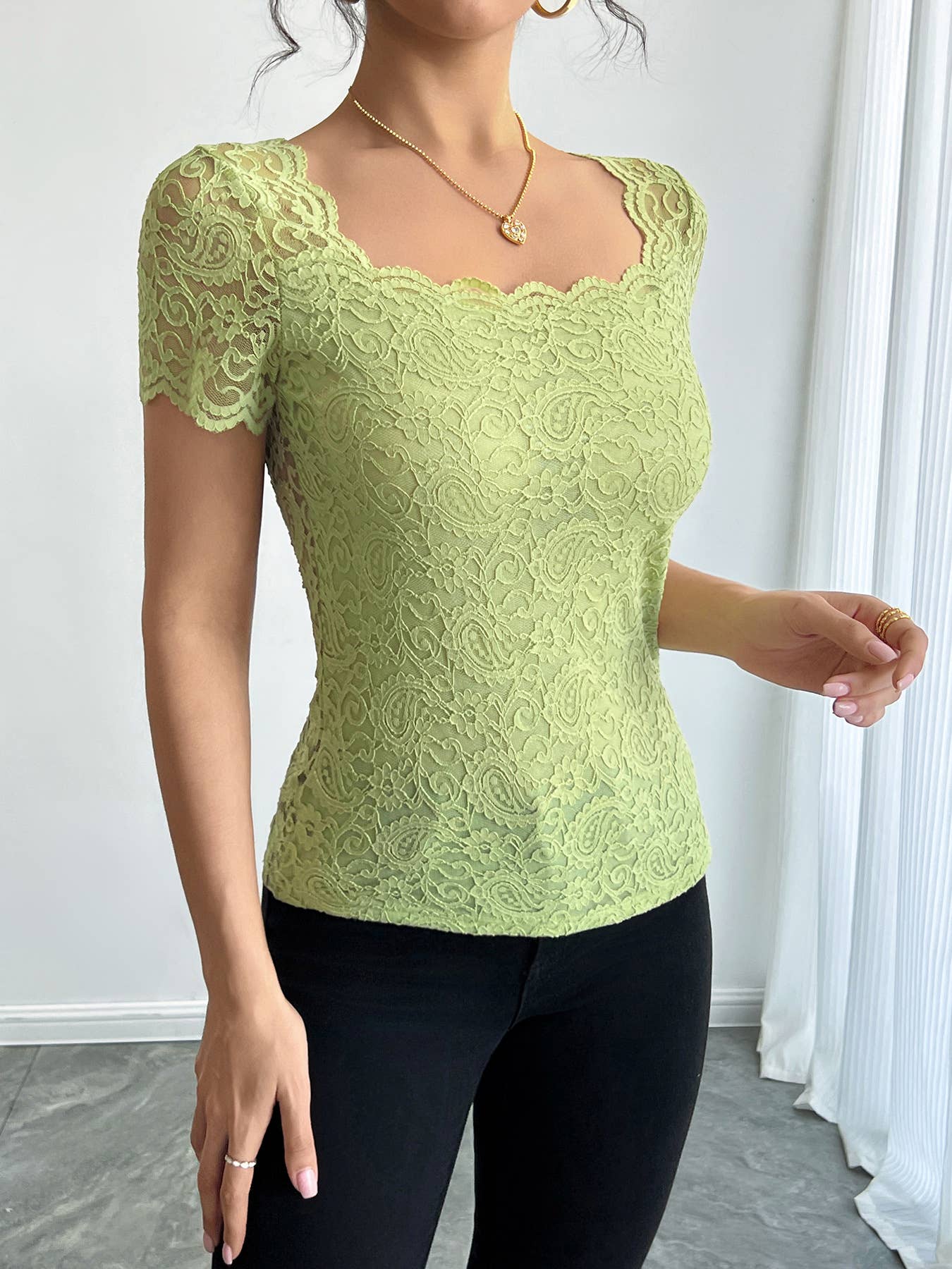 Solid-color lace form-fitting square T-shirt