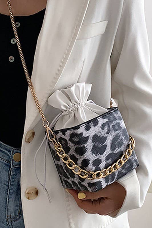 CHAIN SMALL SQUARE BOX BUCKET MAKEUP BAG_CWAB347