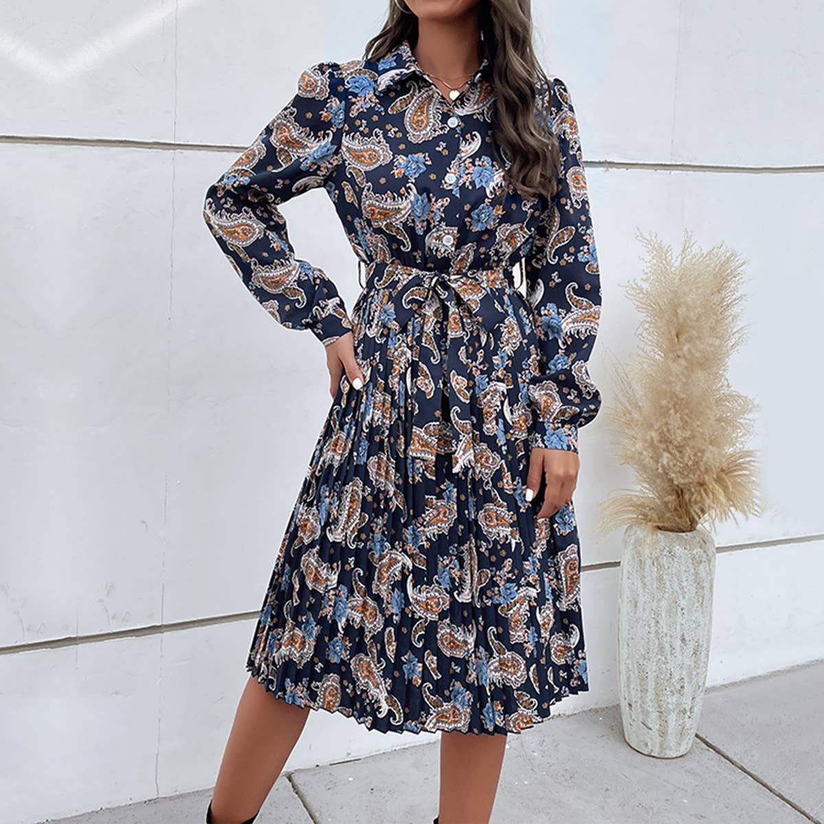 Lapel,figure-hugging,waist-cinching pleate dress