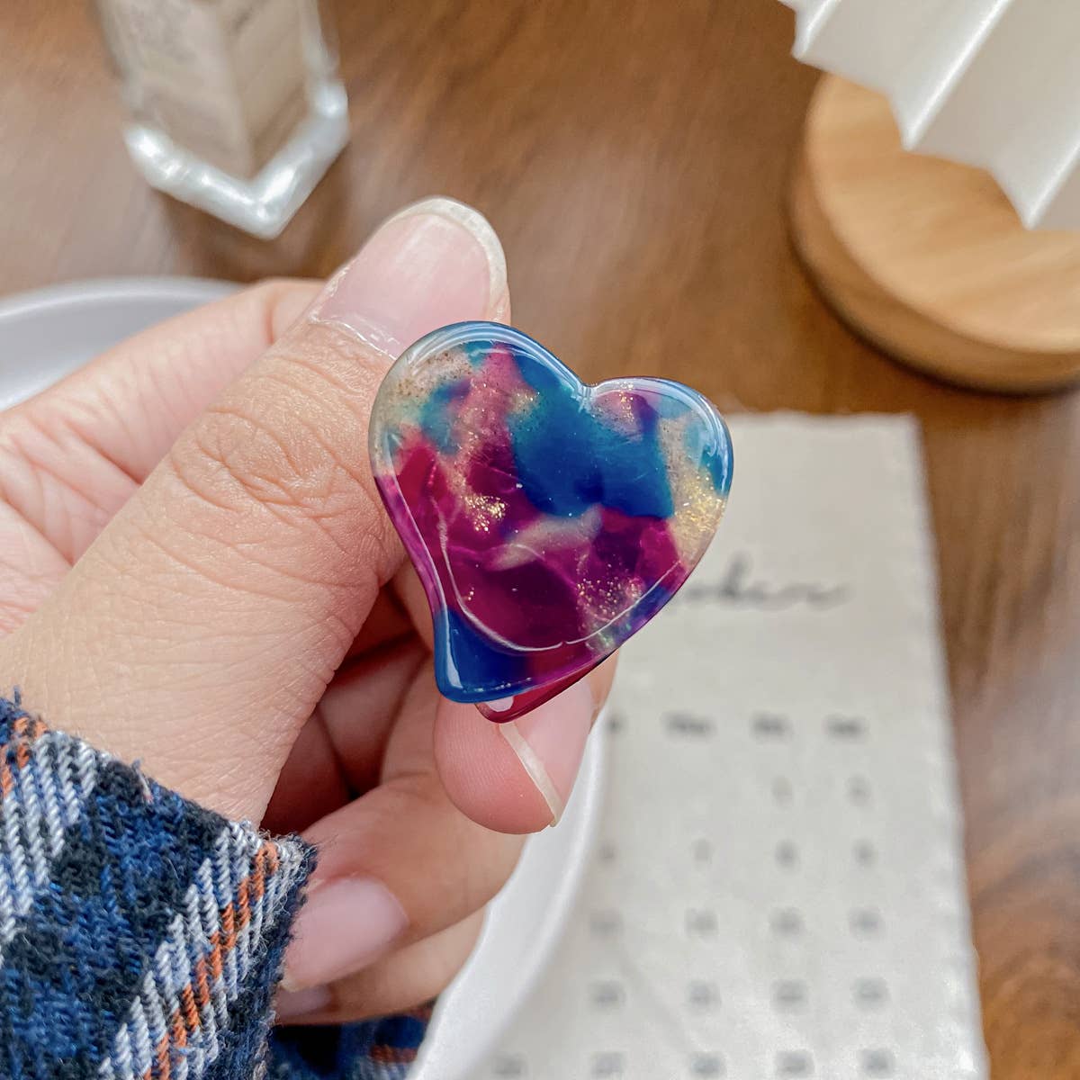 Cute acetic acid heart-shaped small clipper