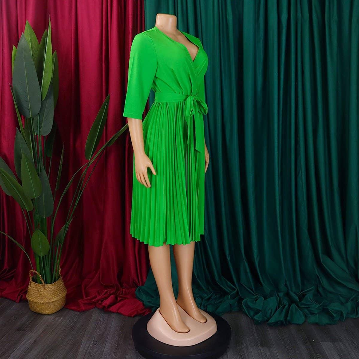 SOLID COLOR V-NECK LONG SLEEVE PLEATED SKIRT DRESS_CWDSD6145