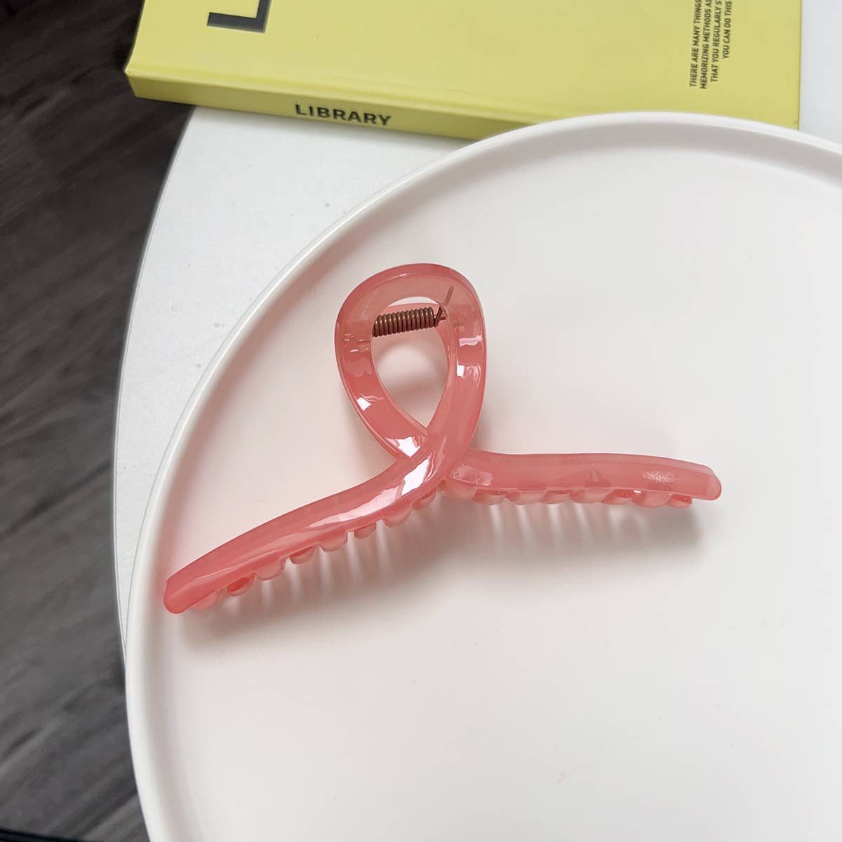 Fashionable cross-grip jelly-colored shark clip