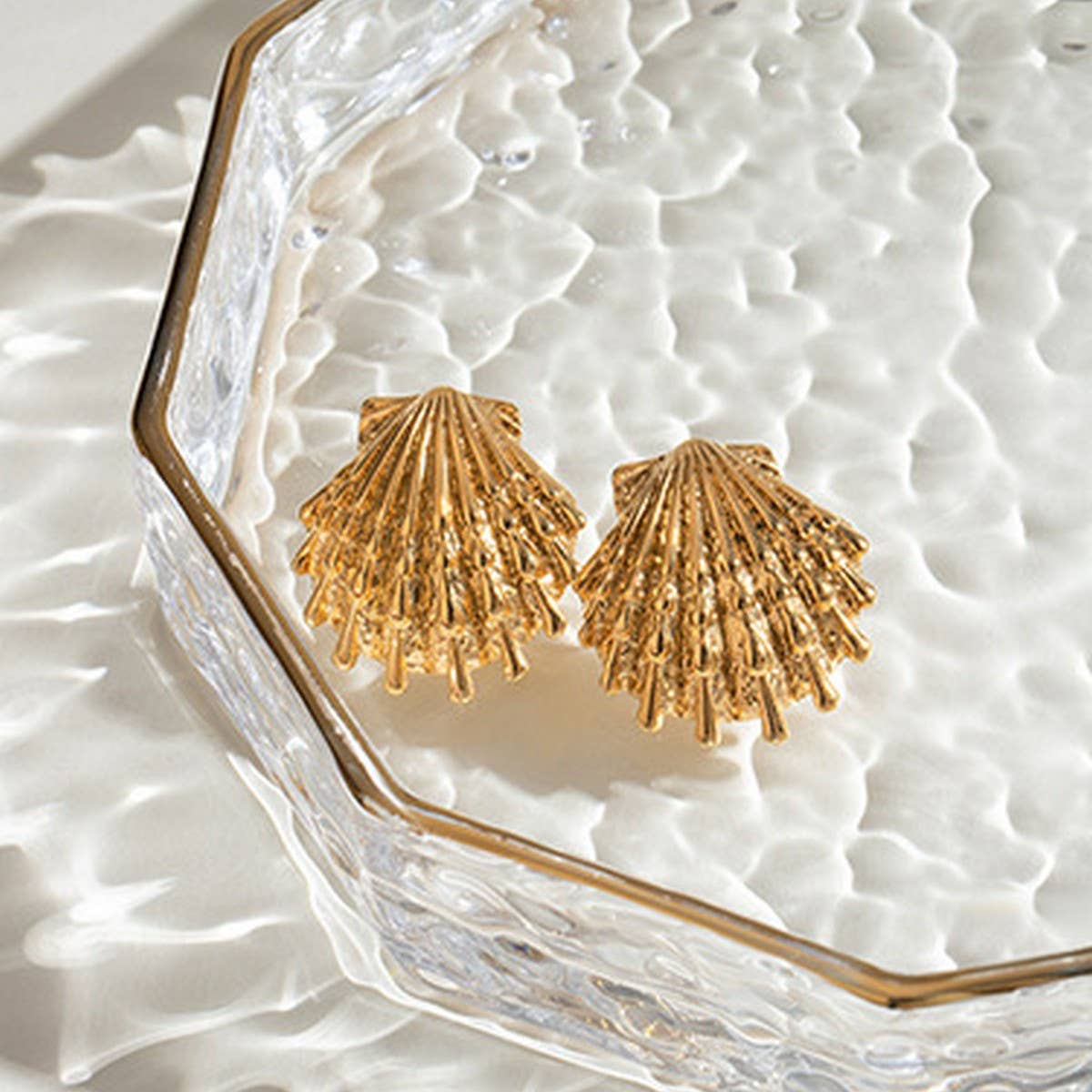 18K GOLD OCEAN STYLE SHELL RIBBED EARRINGS_CWASC1665