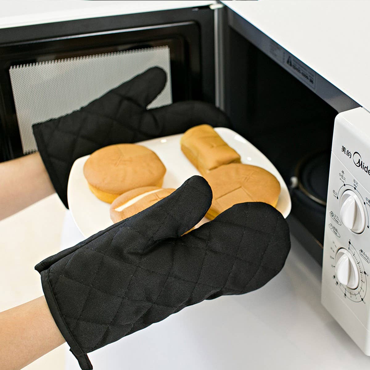 A PAIR OF HEAT-RESISTANT BAKING GLOVES_CWMM1452