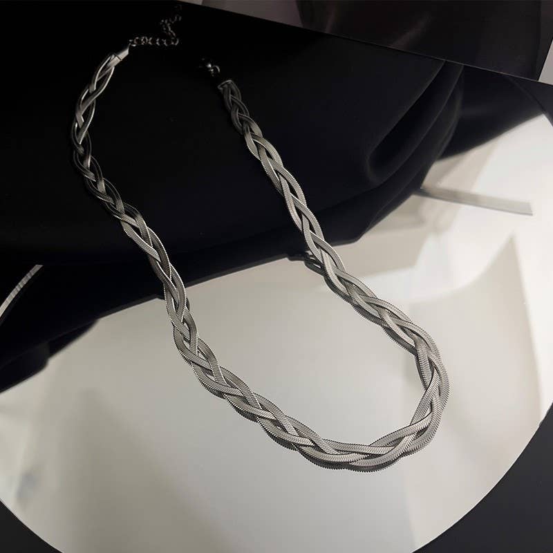 A versatile double-layer stacked chain necklace