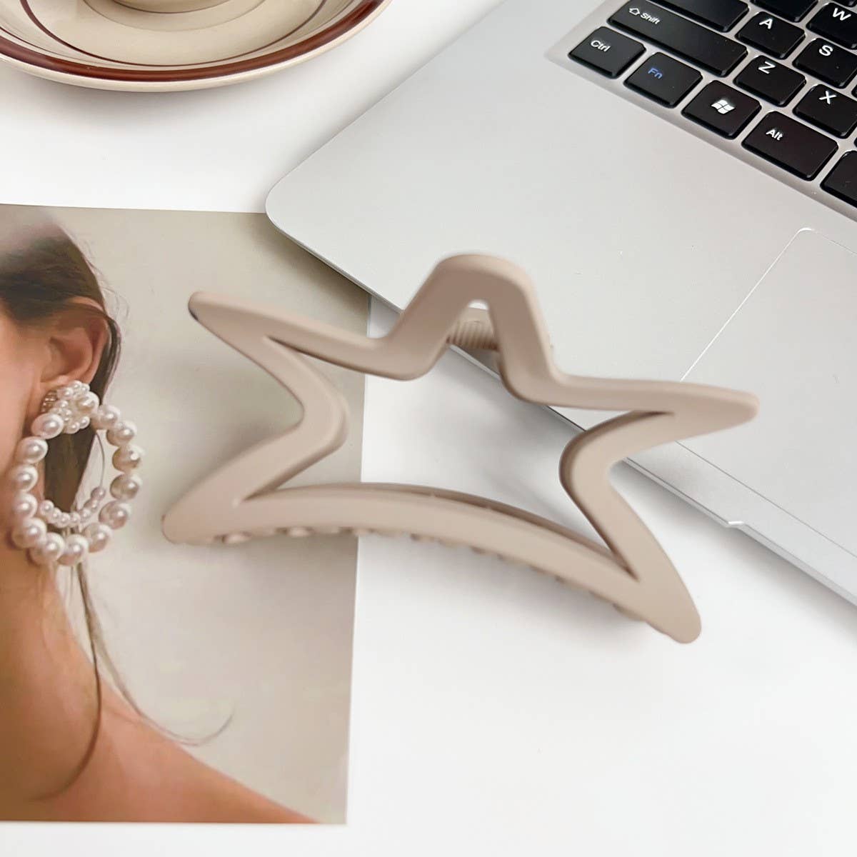 Versatile fashionable hollowed-out grab clip