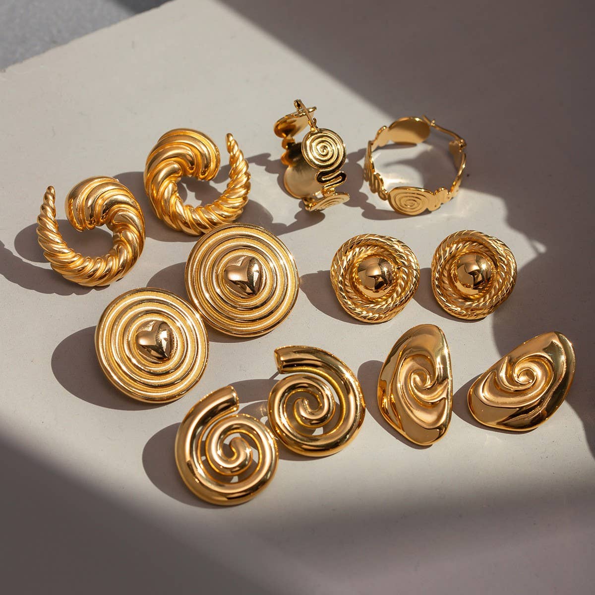 SIMPLE AND STYLISH 18K GOLD SPIRAL EARRINGS