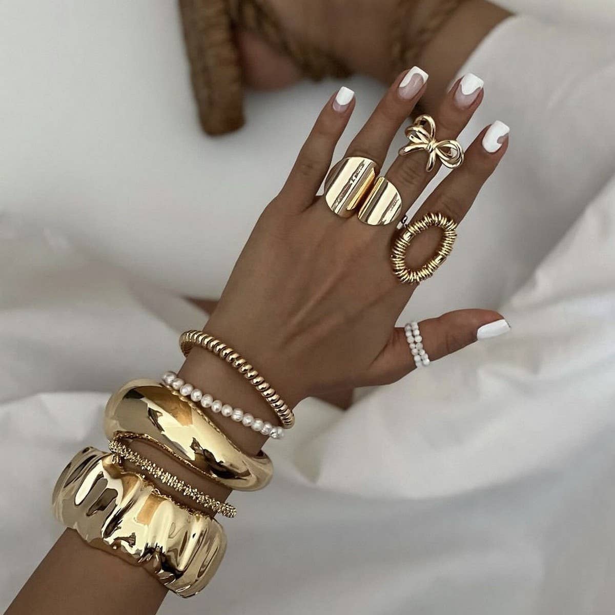 FASHIONABLE METALLIC SMOOTH SPRING BRACELET