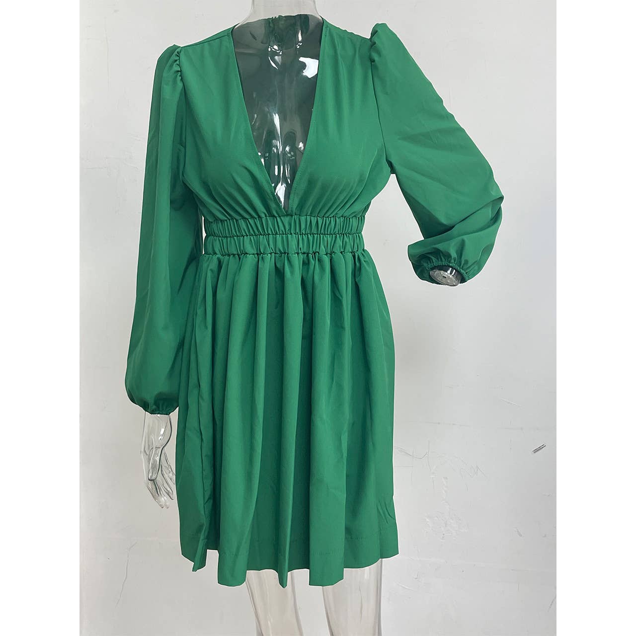 Solid-color deep V-shaped cinched waist dress